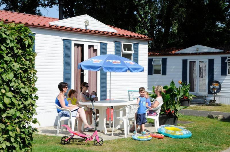Vakantiepark Wilhelm Tell Superieur Chalet Opglabbeek Εξωτερικό φωτογραφία